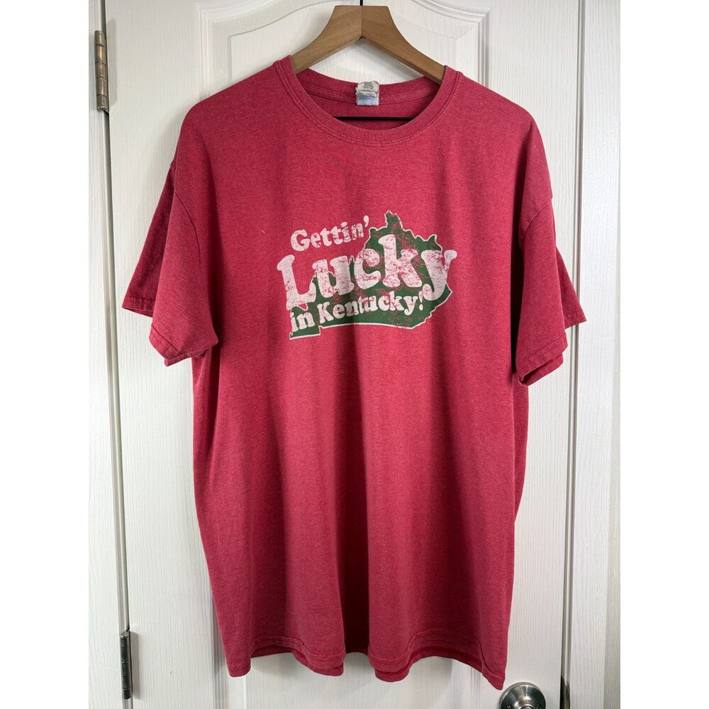 Vintage Style Gettin Lucky in Kentucky XL Red Distressed Graphic Shirt *READ*